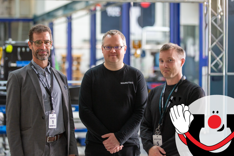 Kolme miestä seisoo Manutecin tuotantotiloissa. Vasemmalla puku päällä oleva Jari Vuorinen, keskellä mustassa Manutec-paidassa Olli Sulima ja oikealla mustassa paidassa Jukka Porkka.