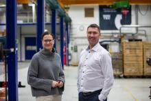 Business Turun toimitusjohtaja Minna Arve ja Salo Industry Hubin myyntijohtaja Kristian Johansson Manutecin tuotantotiloissa.
