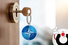 Alaoikealta kurkistava Manuhahmo osoittaa innostuneesti oikeaa kättään ja sormeaan ylöspäin.